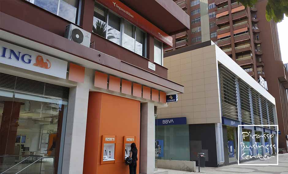 ING Банк, CaixaBank, BBVA, Абанка, Страхування Більбао, Унікая, Сільський банк Гранади, Ges страхування, Страхування Aegon, Консульство Еквадору, Адвокати Хуан Рохано Трухільо, Радники Вільянуева, Консультанти M+C, Хіменес радники та консультанти, Віллакларас Консультативний, Нерухомість Procusan